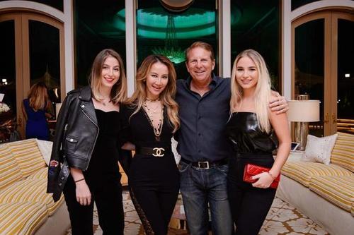 李玟老公是谁比她大几岁(李玟多大结婚的)