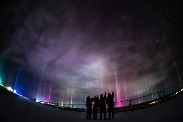 神秘巨型光柱（俄罗斯秋明出现神秘光柱）(3)