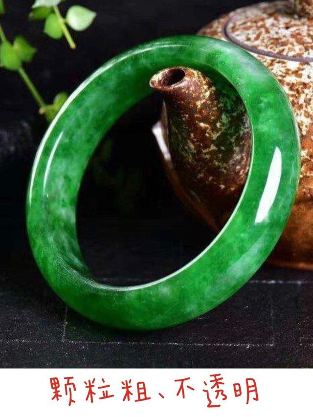 怎样鉴定翡翠手镯的价值多少（教你如何估价翡翠手镯）(2)