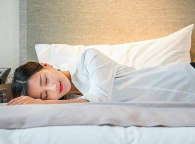 试睡员一年收入多少(之前争先恐后报名万元月薪试睡员的人)(1)