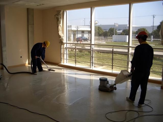 水泥地坪漆一平米多少钱(水泥地上做地坪漆就四步)(2)