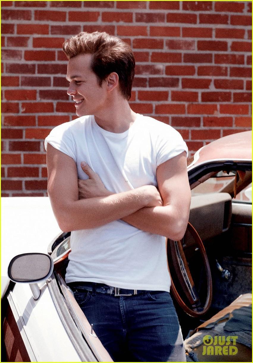 约翰尼·西蒙斯个人资料写真作品