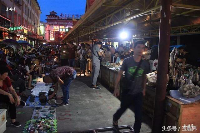 瑞丽翡翠原石批发市场（瑞丽翡翠夜市探秘）(19)