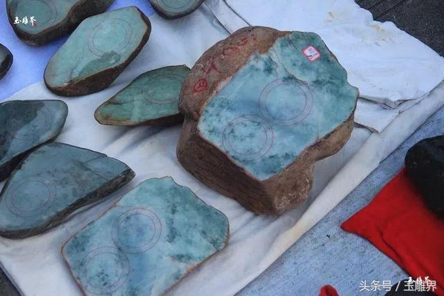 瑞丽翡翠原石批发市场（瑞丽翡翠夜市探秘）(17)