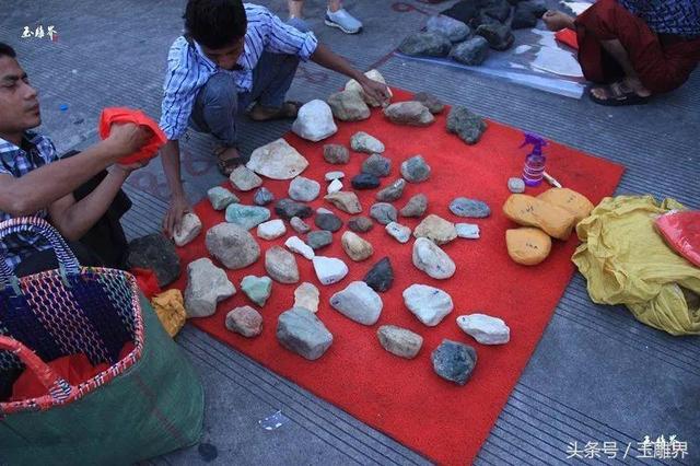 瑞丽翡翠原石批发市场（瑞丽翡翠夜市探秘）(10)