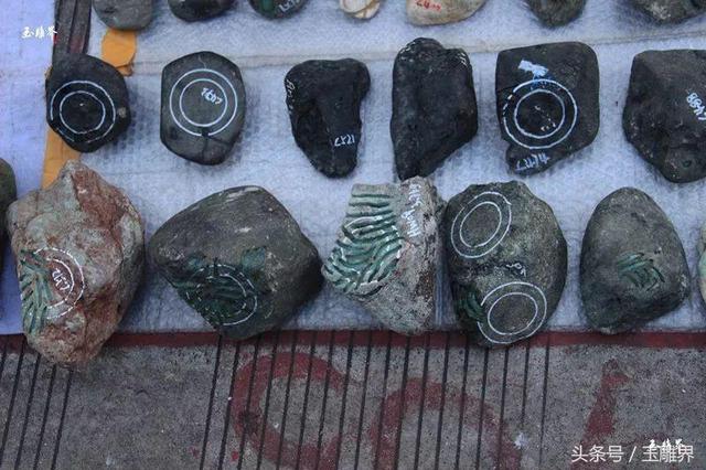 瑞丽翡翠原石批发市场（瑞丽翡翠夜市探秘）(15)