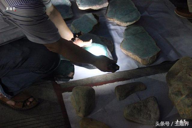 瑞丽翡翠原石批发市场（瑞丽翡翠夜市探秘）(18)