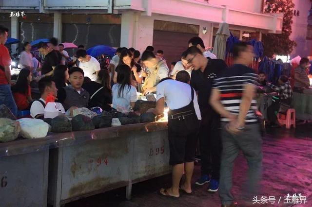 瑞丽翡翠原石批发市场（瑞丽翡翠夜市探秘）(20)
