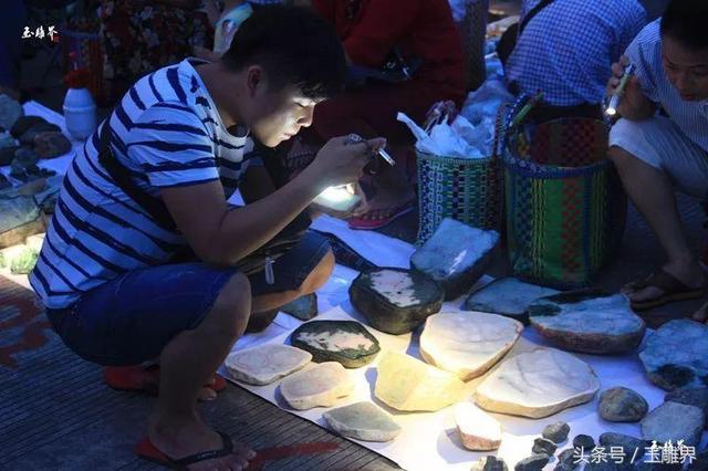 瑞丽翡翠原石批发市场（瑞丽翡翠夜市探秘）(5)