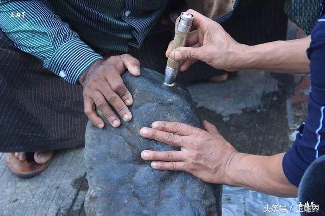 瑞丽翡翠原石批发市场（瑞丽翡翠夜市探秘）(13)