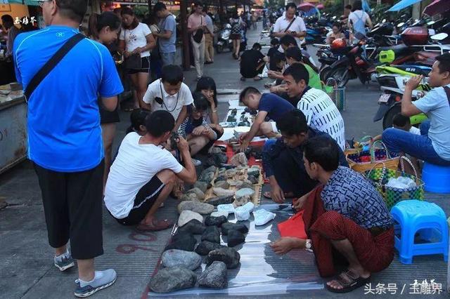 瑞丽翡翠原石批发市场（瑞丽翡翠夜市探秘）(9)