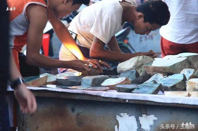 瑞丽翡翠原石批发市场（瑞丽翡翠夜市探秘）(8)