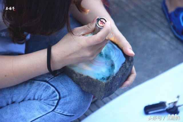 瑞丽翡翠原石批发市场（瑞丽翡翠夜市探秘）(16)