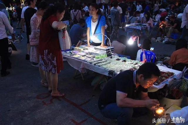 瑞丽翡翠原石批发市场（瑞丽翡翠夜市探秘）(22)