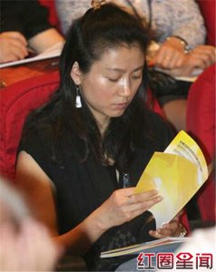 ​王小丫高清素素颜照片:面容严肃很吓人