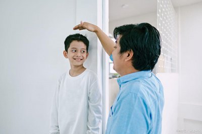 ​女生身高体重标准表格(2023男女身高体重标准表出炉)