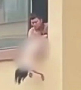 ​画面惊心！女孩因在家随意小便被爸爸倒挂窗外，当地妇联回应