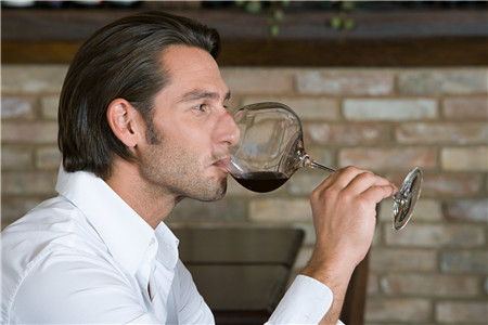 打新冠疫苗能喝酒吗 打新冠疫苗能喝酒吗