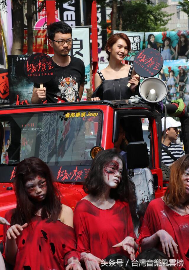 杨丞琳演唱会被踩空手（杨丞琳鬼力无边）(1)