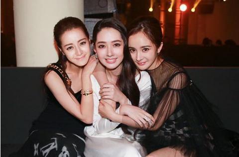 杨幂迪丽热巴合影颜值爆表（相差6岁的迪丽热巴和杨幂同台合照）(4)