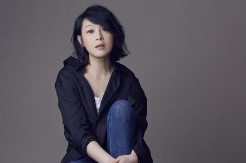 刘若英结婚了吗（51岁刘若英和男友人合照）(4)