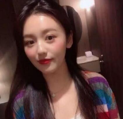 抖音彩虹毛衣女孩叫什么