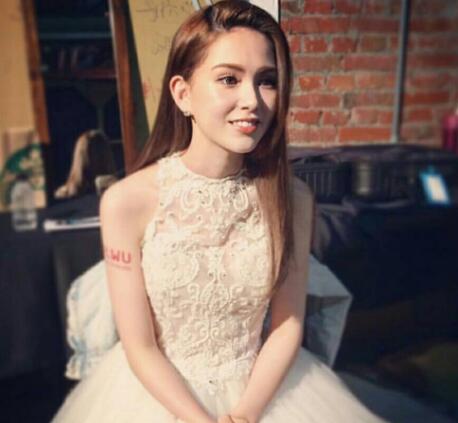 昆凌结婚的时候多大