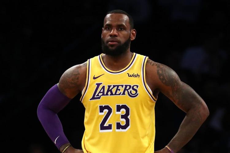 现在的詹姆斯为什么动不动就轮休(詹姆斯赛后和欧文龇牙咧嘴笑着互相拥抱致意)