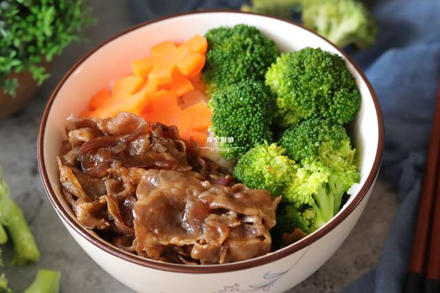吉野家同款牛肉饭做法（教你在家做吉野家牛肉饭）(1)