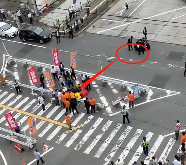 安倍被击中两次（日媒曝光两大疑点）(2)