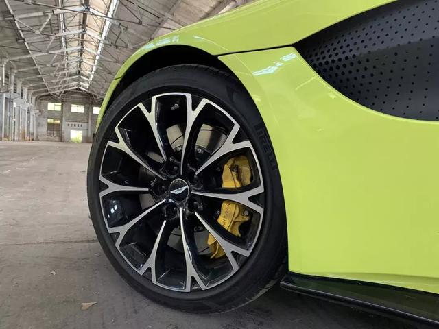 驾驶阿斯顿马丁v8 vantage(深度体验阿斯顿)(8)