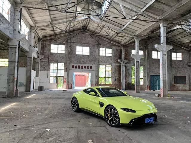 驾驶阿斯顿马丁v8 vantage(深度体验阿斯顿)(4)