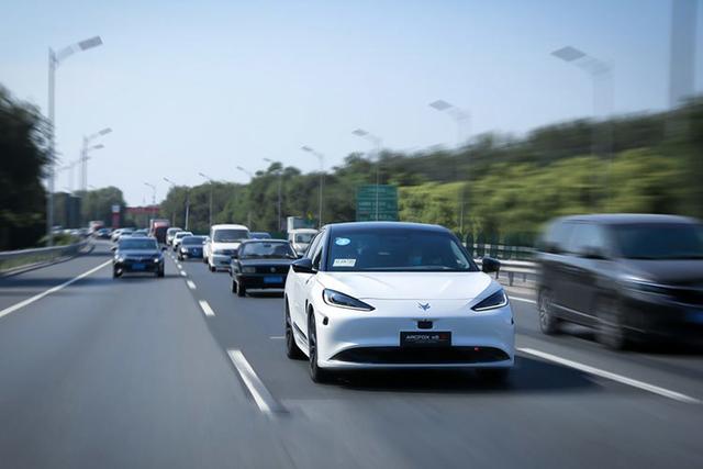 极狐阿尔法s华为hi版与基本款区别（有了华为全家桶）(1)