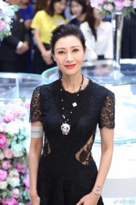 ​李嘉欣微博晒美照（48岁李嘉欣的苹果肌饱满到不敢认）