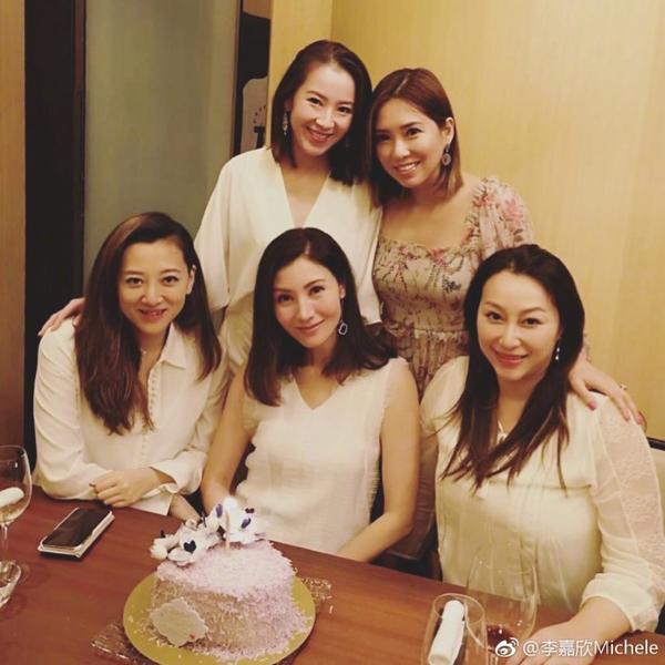 李嘉欣微博晒美照（48岁李嘉欣的苹果肌饱满到不敢认）(4)