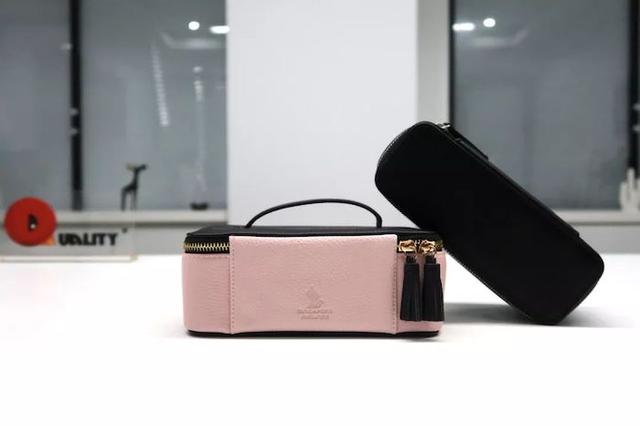 出差旅行必备洗漱包（什么样的机上洗漱包才会让你心甘情愿地把它带回家）(5)