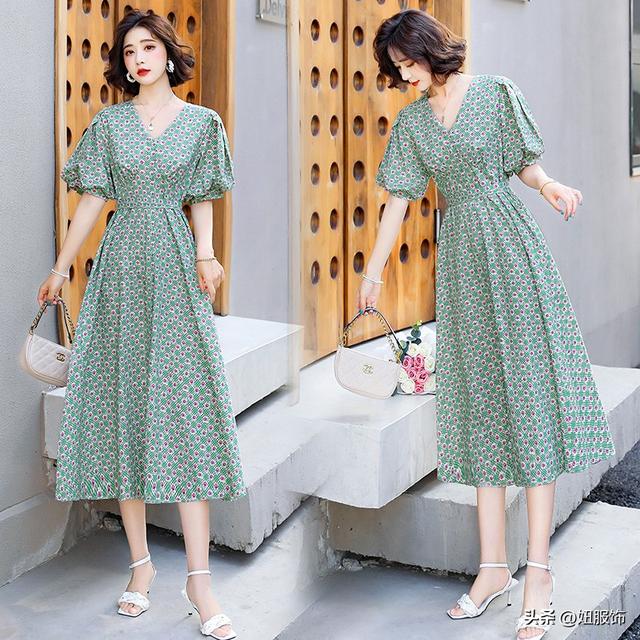 初秋穿搭复古连衣裙（穿搭几款优雅显瘦的文艺碎花连衣裙）(15)