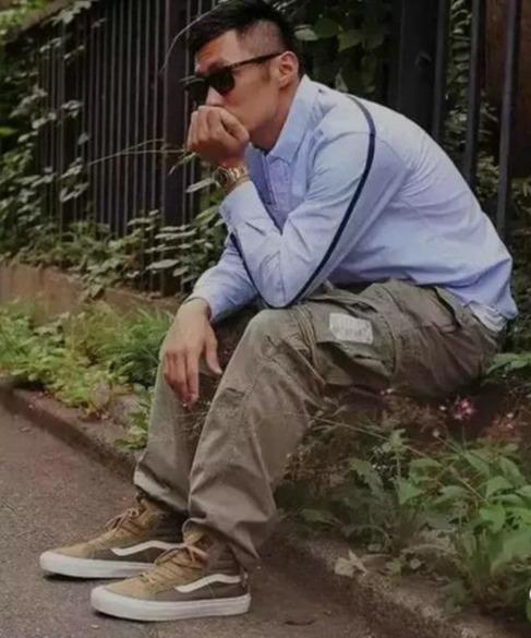 工装裤怎么搭配什么鞋（工装裤搭配什么鞋子好看）(2)