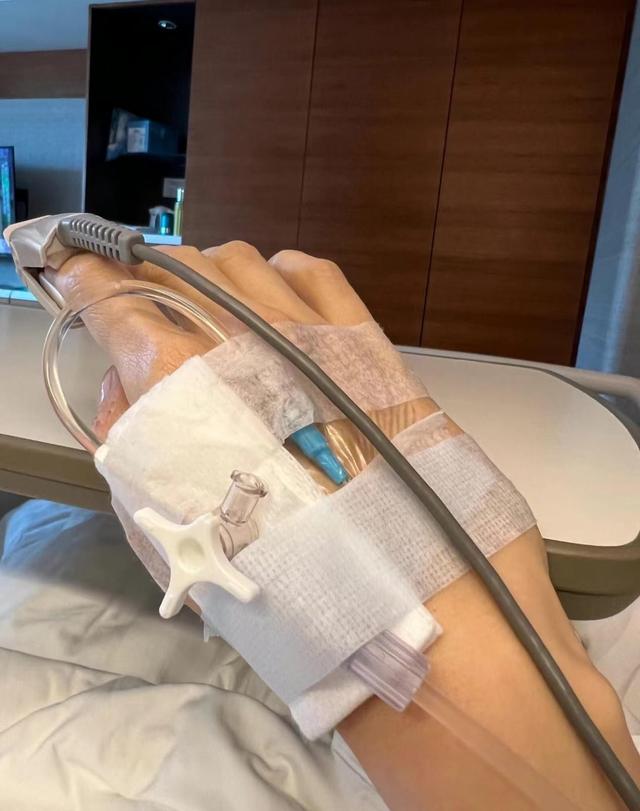 李嘉欣现在的身体状况（李嘉欣生病也不忘爱美本性）(1)