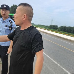 ​男子跳河轻生，六旬大爷百米冲刺下水救人