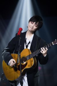 ​李宇春发行专辑时间（李宇春首唱新专辑哇还自弹自唱秀吉他）