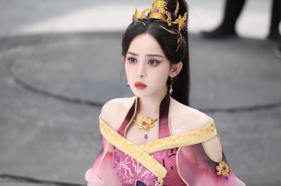 ​娜扎紫衣高马尾造型又美又飒 气质超群显东方韵味