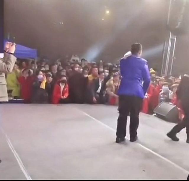 大衣哥现在婚姻状况（离婚风波后大衣哥首次商演）(3)