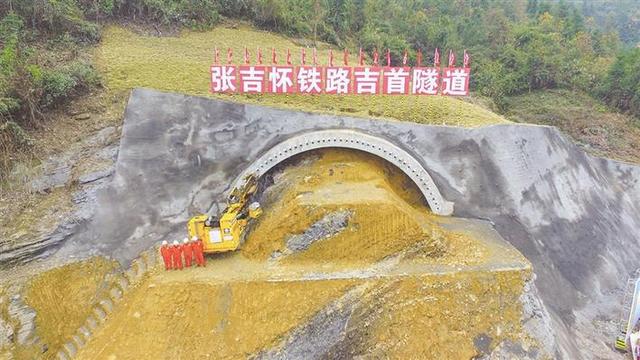 张吉怀高铁建设最新进展：张吉怀高铁开通(2)