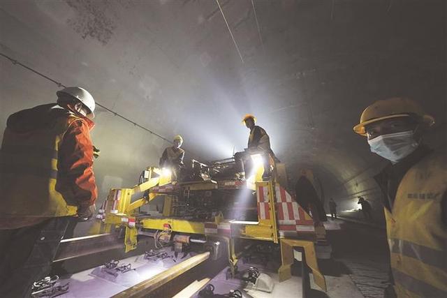 张吉怀高铁建设最新进展：张吉怀高铁开通(6)