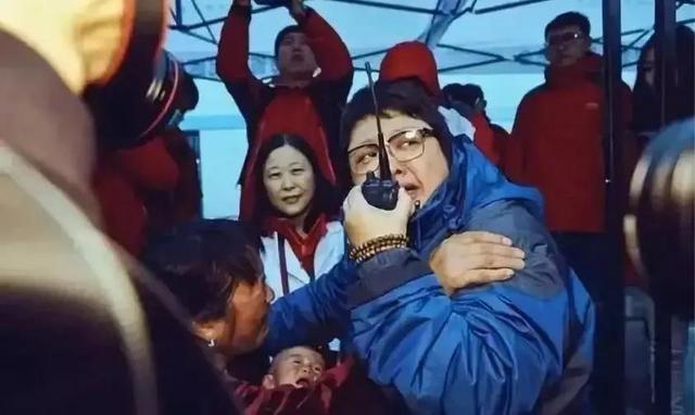 韩红悼念奶奶（父亲早逝母亲改嫁）(22)