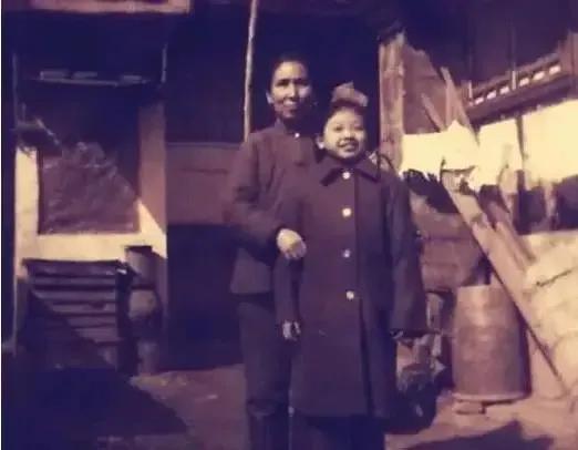 韩红悼念奶奶（父亲早逝母亲改嫁）(7)