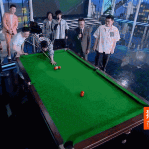 ​王一博的手技能有多强（震撼王一博本人的意外天赋:一杆进四洞）