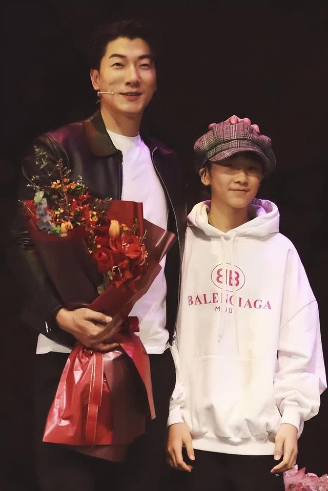 张亮晒13岁儿子（张亮官宣儿子首演话剧饰罗密欧）(5)