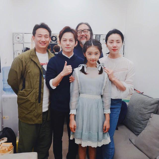 张亮晒13岁儿子（张亮官宣儿子首演话剧饰罗密欧）(7)